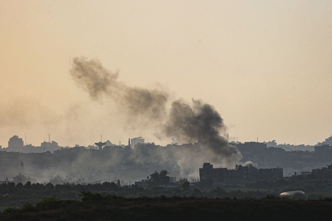 Se eleva humo en la ciudad de Gaza que se ve desde Sderot mientras los ataques aéreos israelíes continúan en su día 14 en Sderot, Israel, el 20 de octubre de 2023. (Foto de Saeed Qaq/Anadolu vía Getty Images)