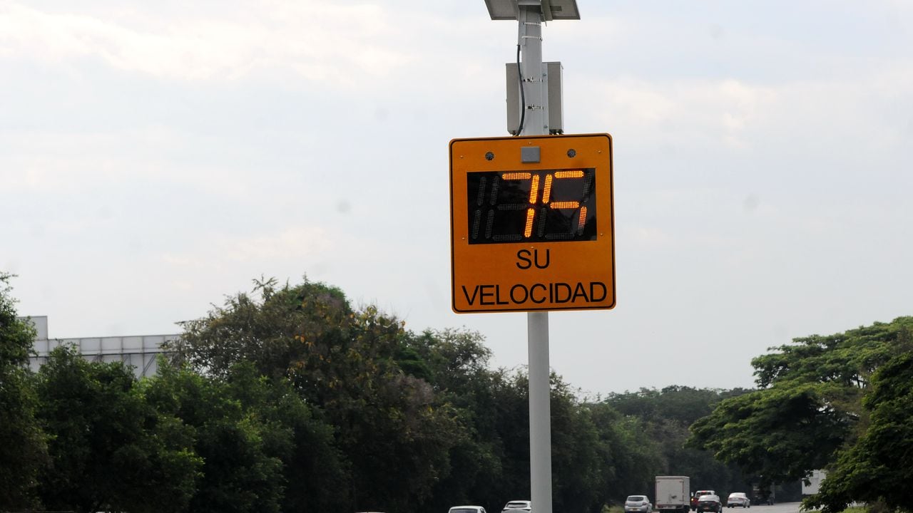 Cali:  Cuatro nuevos radares de velocidad fueron instalados en la recta Cali Palmira, debido al exceso de velocidad que desarrollan en esta vía y la cantidad de accidentes generados. Foto José L Guzmán. El País, junio 15-23
