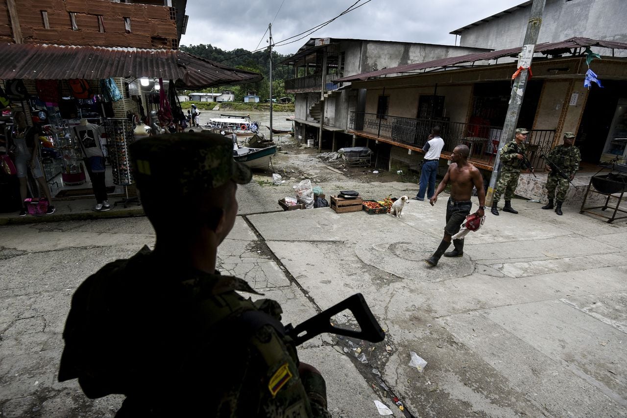 Police officers stand guard in a street of the municipality of Lopez de Micay, department of Cauca, in the southwest of Colombia, near the Pacific Ocean, Colombia, on November 6, 2018. Drug trafficking does not give in to the military offensive in Colombia, and now Mexicans supervise in person the shipments to the US. According to the DEA, 84% of the cocaine that entered in 2017 the US -the largest consumer of the drug-, did it through the Pacific. (Photo by LUIS ROBAYO / AFP)