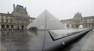 Turistas tomando fotografías a las afueras del Museo Louvre de París, Francia.