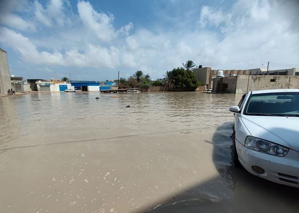 La tormenta golpeó otras zonas en el este de Libia, incluida la población de Bayda, donde se reportaron unos 50 muertos. El Centro Médico de Bayda, el principal hospital local, se inundó y tuvo que evacuar a sus pacientes, según imágenes difundidas por el centro en Facebook.
