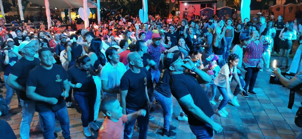 Los caleños disfrutaron el evento inaugural bailando las canciones tocadas por Guayacán y Grupo Bahía.