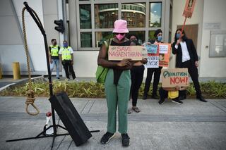Activistas protestan contra la ejecución planificada de Nagaenthran K. Dharmalingam, un hombre de Malasia con discapacidad mental condenado a muerte por tráfico de heroína a Singapur en 2009, frente a la Alta Comisión de Singapur en Kuala Lumpur el 23 de abril de 2022.
Arif Kartono / AFP