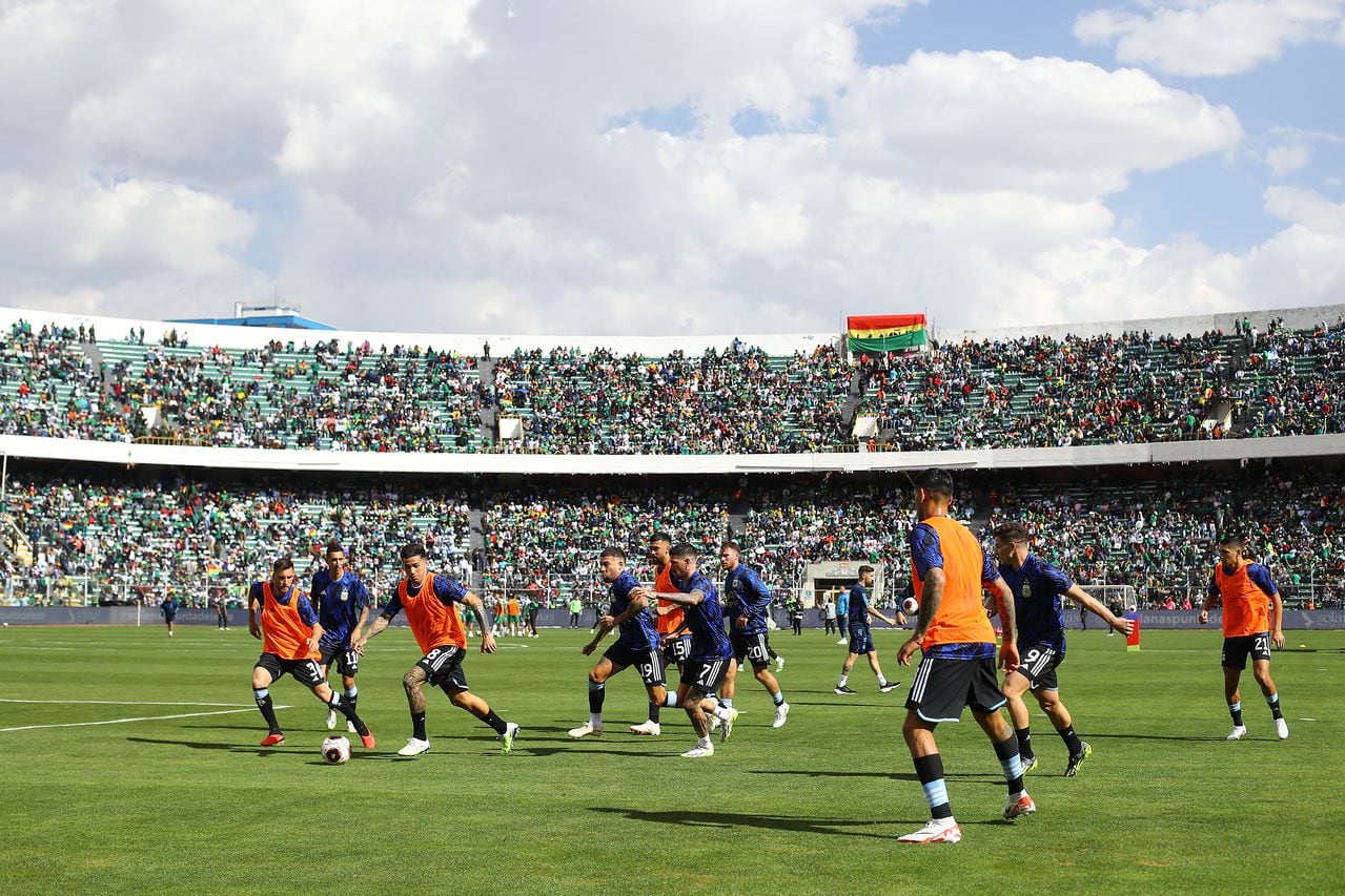 Imágenes del estadio Hernando Siles de La Paz, sede del partido de este martes entre Bolivia y Argentina por la segunda fecha de las eliminatorias al Mundial 2026