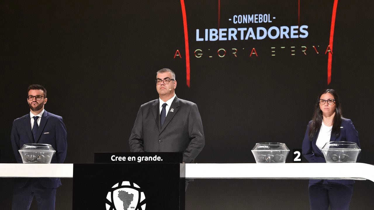 Conmebol's Director of Clubs Competitions Frederico Nantes (C) gestures during the Copa Libertadores draw at Conmebol's headquarters in Luque, Paraguay on December 19, 2023. (Photo by NORBERTO DUARTE / POOL / AFP)