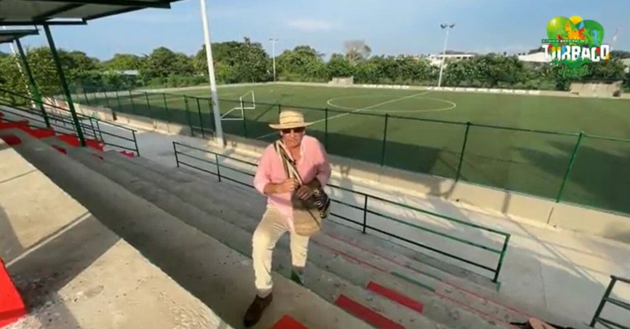 El alcalde Guillermo Torres en el escenario deportivo restaurado. | Foto: X @@alzadoencanto