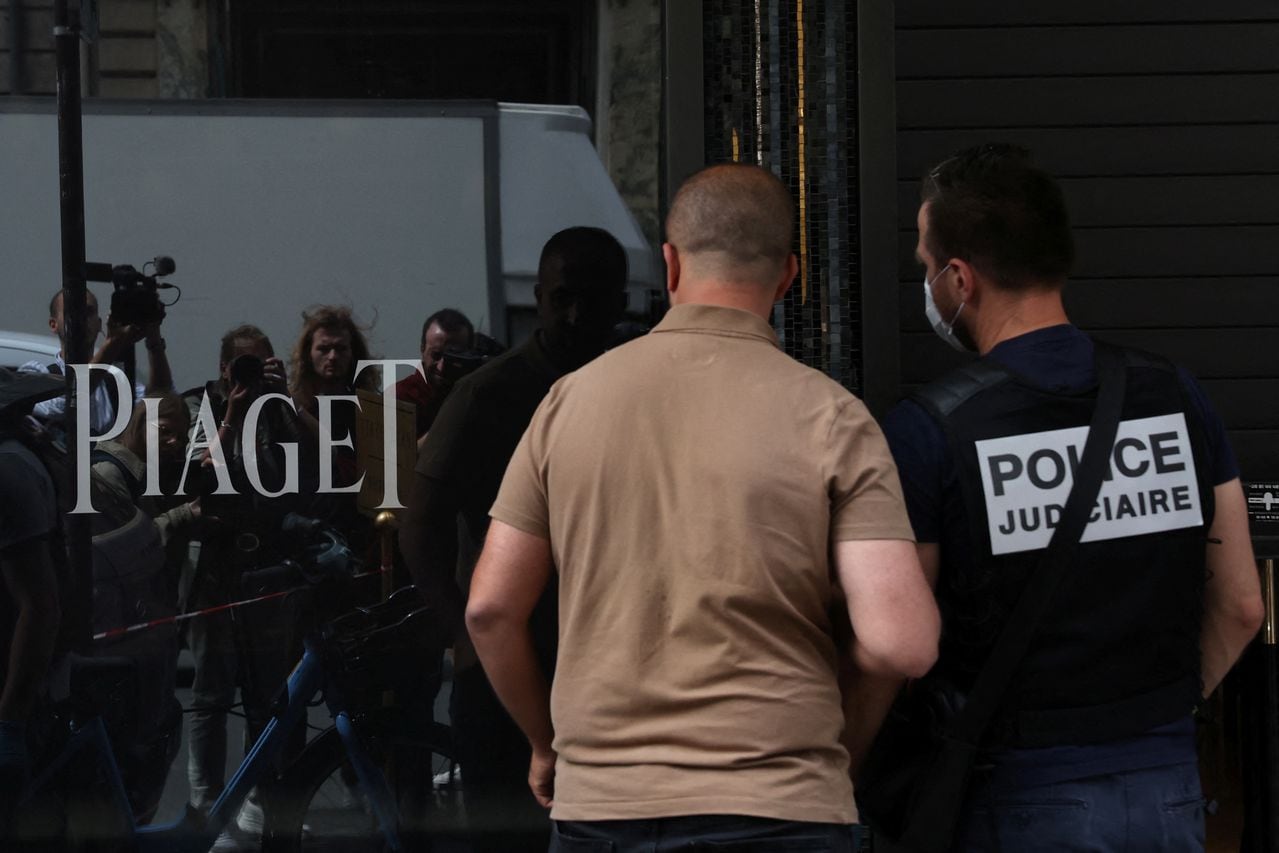La policía francesa se encuentra frente a la tienda Piaget luego de un robo, en la Rue de la Paix junto a la Place Vendome en París