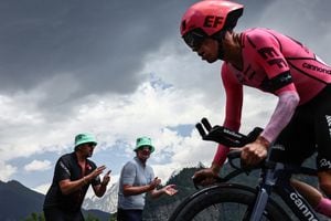 El ciclista colombiano Rigoberto Uran de Easypost pedalea durante la 16.ª etapa de la 110.ª edición del Tour de Francia, una contrarreloj individual de 22 km entre Passy y Combloux, en los Alpes franceses, el 18 de julio de 2023. Foto: AFP