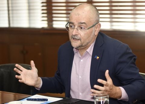 Orden: Embajador de la Unión Europea en Colombia.  Gilles Bertrand. foto José L Guzmán. EL País