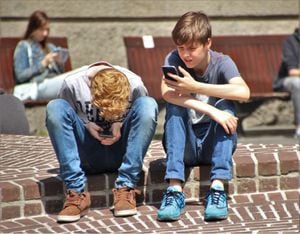 Una de las consecuencias del uso diario de tecnología en menores de edad es que limita su capacidad de establecer nuevas relaciones e interacciones con otros niños.