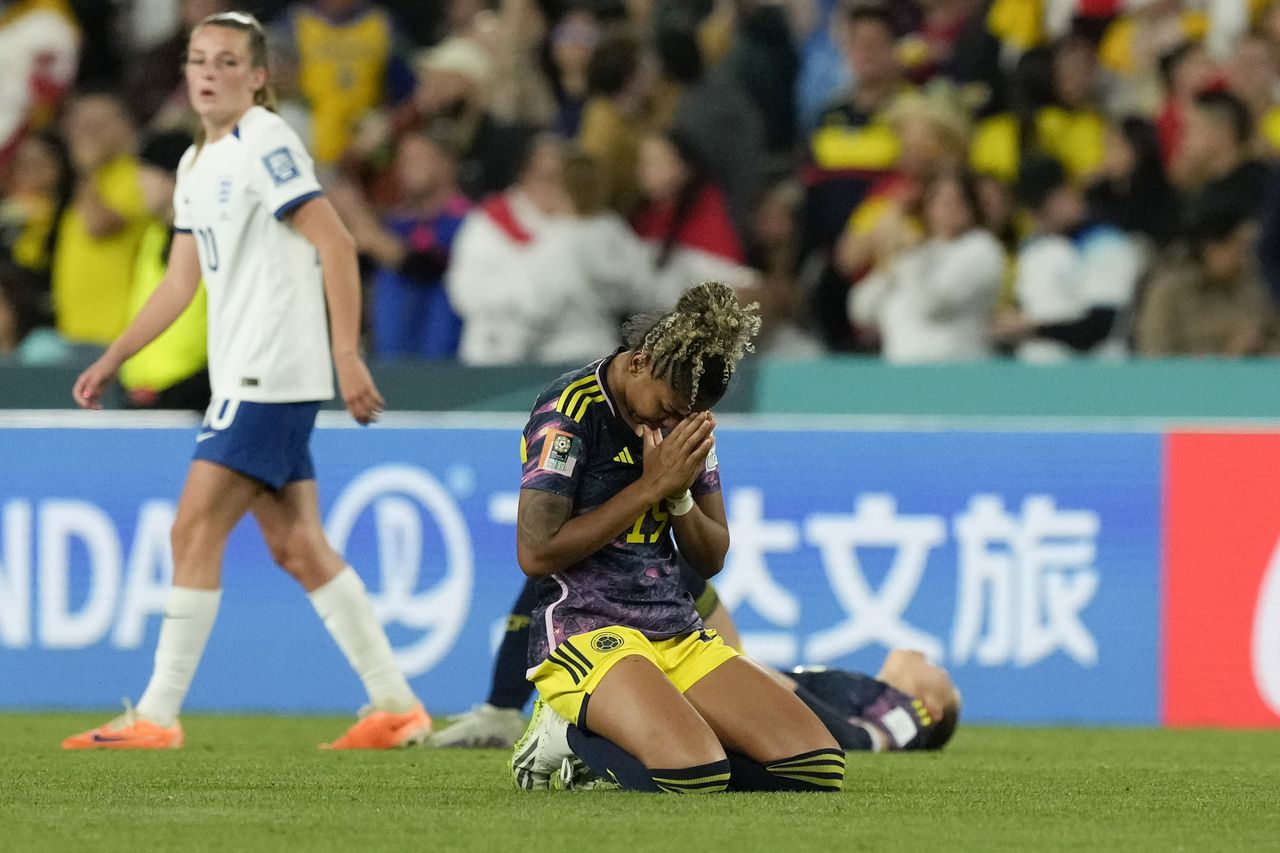 La colombiana Jorelyn Carabali se arrodilla después de perder el partido de fútbol de cuartos de final de la Copa Mundial Femenina entre Inglaterra y Colombia en el Estadio Australia en Sydney, Australia, el sábado 12 de agosto de 2023. (Foto AP/Mark Baker)
