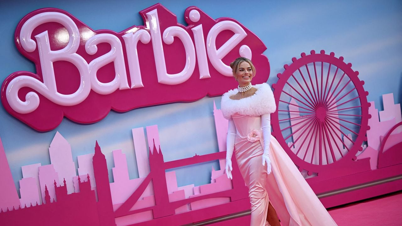 La actriz australiana Margot Robbie posa en la alfombra rosa a su llegada al estreno europeo de "Barbie" en el centro de Londres el 12 de julio de 2023.