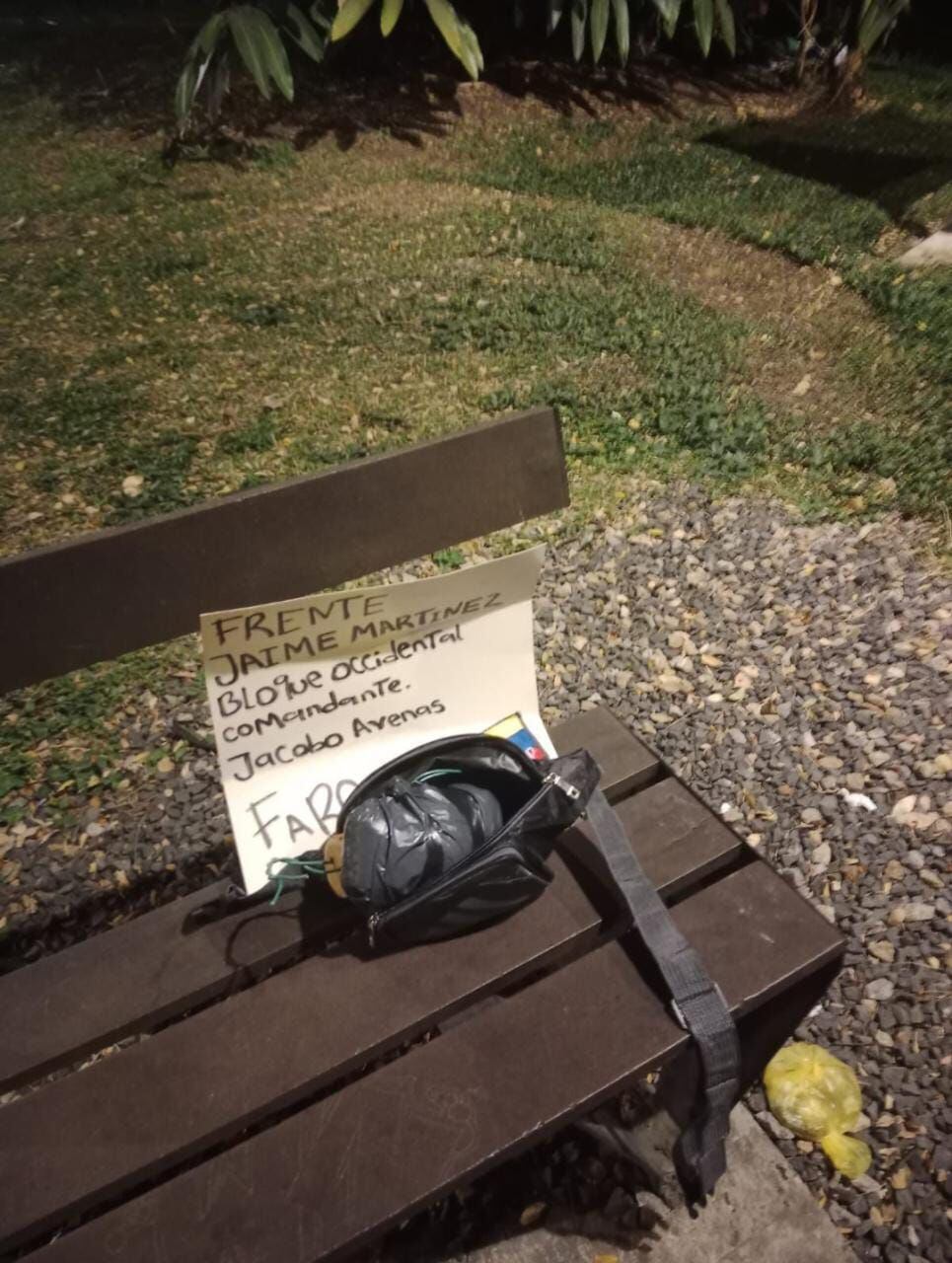 Los explosivos fueron encontrados en la banca de un parque junto a un letrero con un mensaje alusivo a las disidencias de las Farc.
