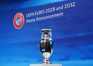 Una vista general del trofeo del Campeonato de Europa durante la Eurocopa 2028 y la Eurocopa 2032 alberga la ceremonia de anuncio en la sede de la UEFA en Nyon, Suiza. El Reino Unido e Irlanda serán los anfitriones de la Eurocopa 2028, confirmó la UEFA. (Foto de Mike Egerton/PA Images a través de Getty Images)