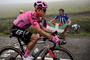 EF Education - El ciclista colombiano Rigoberto Uran de Easypost pedalea en el Col de Soudet durante la 5ª etapa de la 110ª edición del Tour de Francia, 163 km entre Pau y Laruns, en las montañas de los Pirineos en el suroeste de Francia, el 5 de julio de 2023 (Foto por Marco BERTORELLO / AFP)