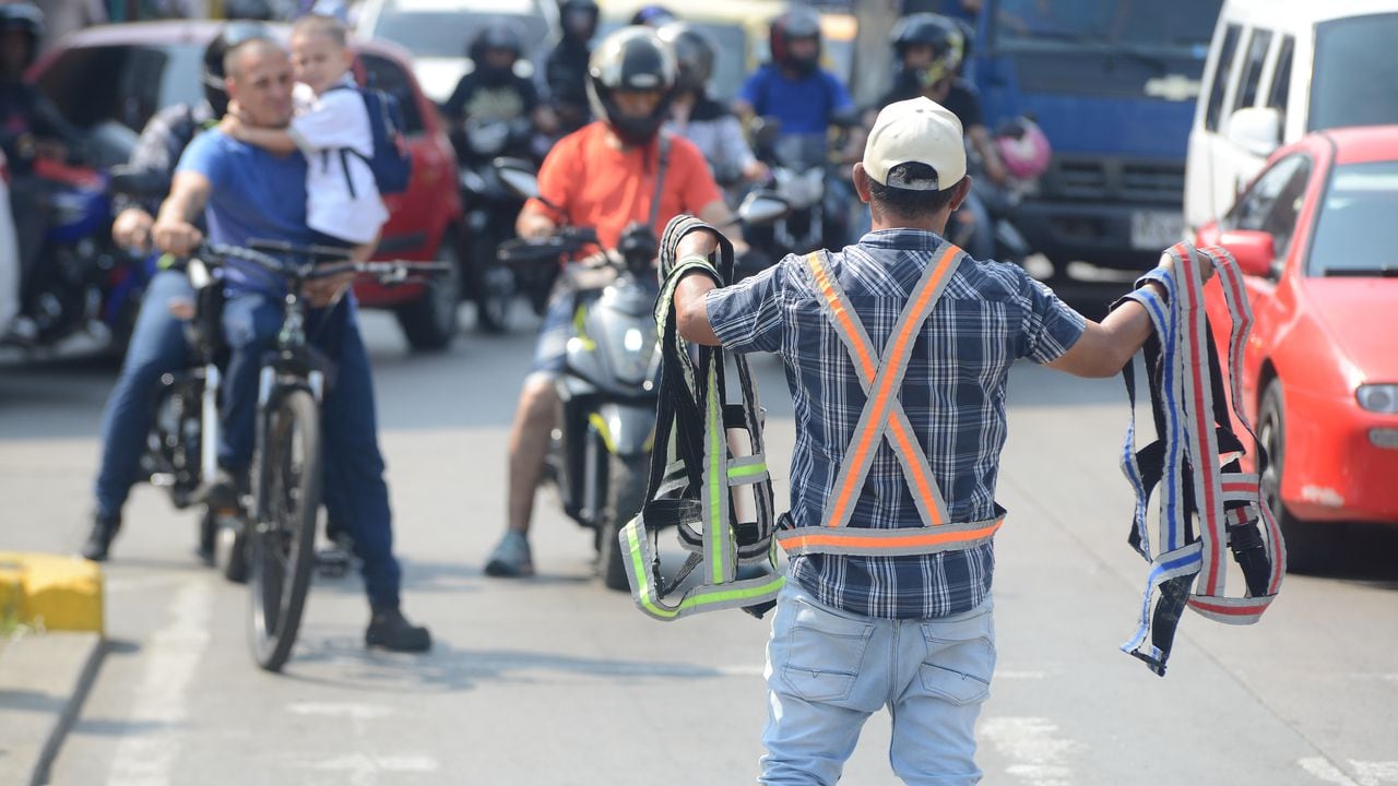 Cali: Operativos del tránsito contra motociclistas disparan ventas de chalecos y cintas reflectivas en los diferentes semáforos de la ciudad. Foto José L Guzmán. El País, enero 29-24