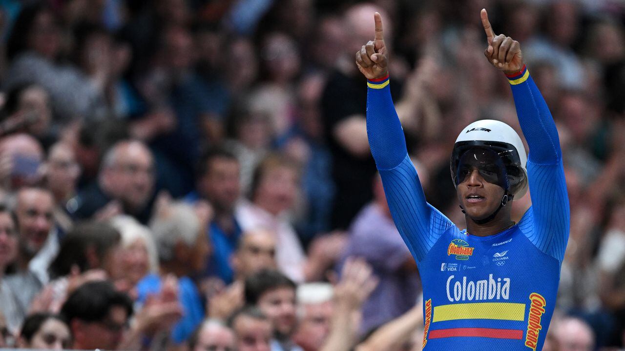 Colombia's Kevin Santiago Quintero Chavarro celebrates winning the men's Elite Keirin final race at the Sir Chris Hoy Velodrome during the UCI Cycling World Championships in Glasgow, Scotland on August 9, 2023. (Photo by Oli SCARFF / AFP)