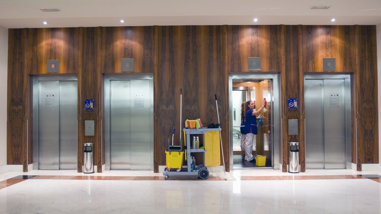 Imagen de una mujer limpiando ascensores en un edificio. (ISO 100) Todas mis imágenes se han procesado en 16 bits y se han transferido a 8 antes de cargarlas.