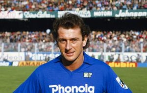 El jugador de la Sampdoria Trevor Francis fotografiado antes de un partido contra el Napoli alrededor de 1984. (Foto de David Cannon/Allsport UK/Getty Images)