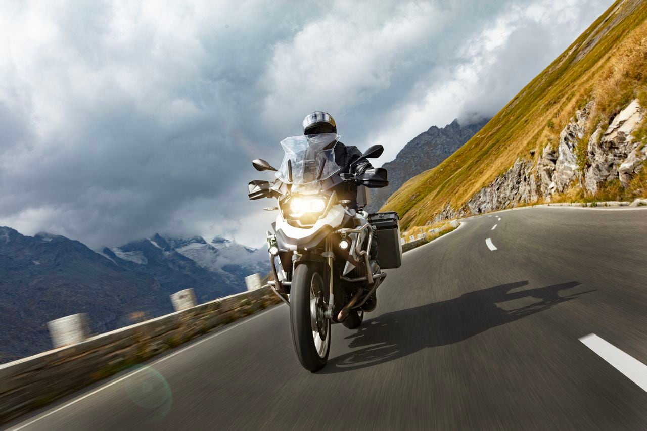 Si lo que busca es un estilo clásico y una conducción relajada, las motocicletas cruiser pueden ser la opción perfecta para tus viajes largos por carretera, con su postura erguida y su potente motor.