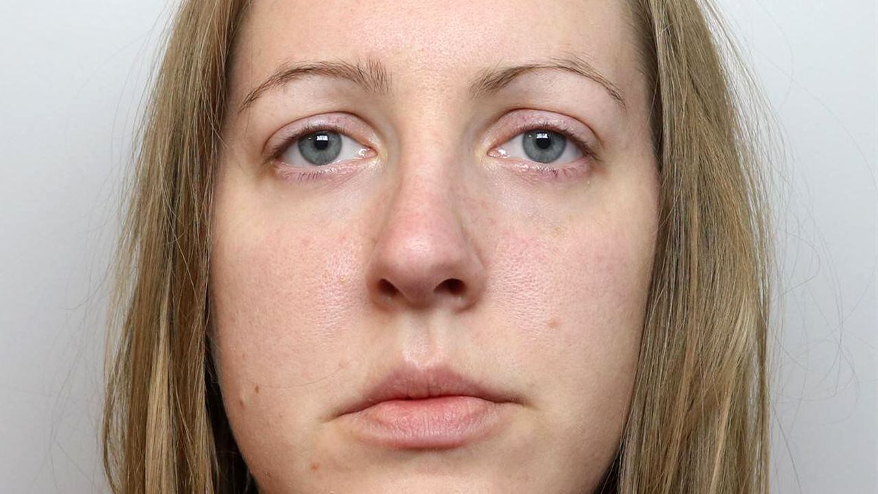 Letby, de 33 años, en juicio desde octubre de 2022, fue acusada de inyectar aire a sus jóvenes víctimas, que estaban enfermas o nacieron prematuramente, sobrealimentándolas con leche y envenenándolas con insulina.
