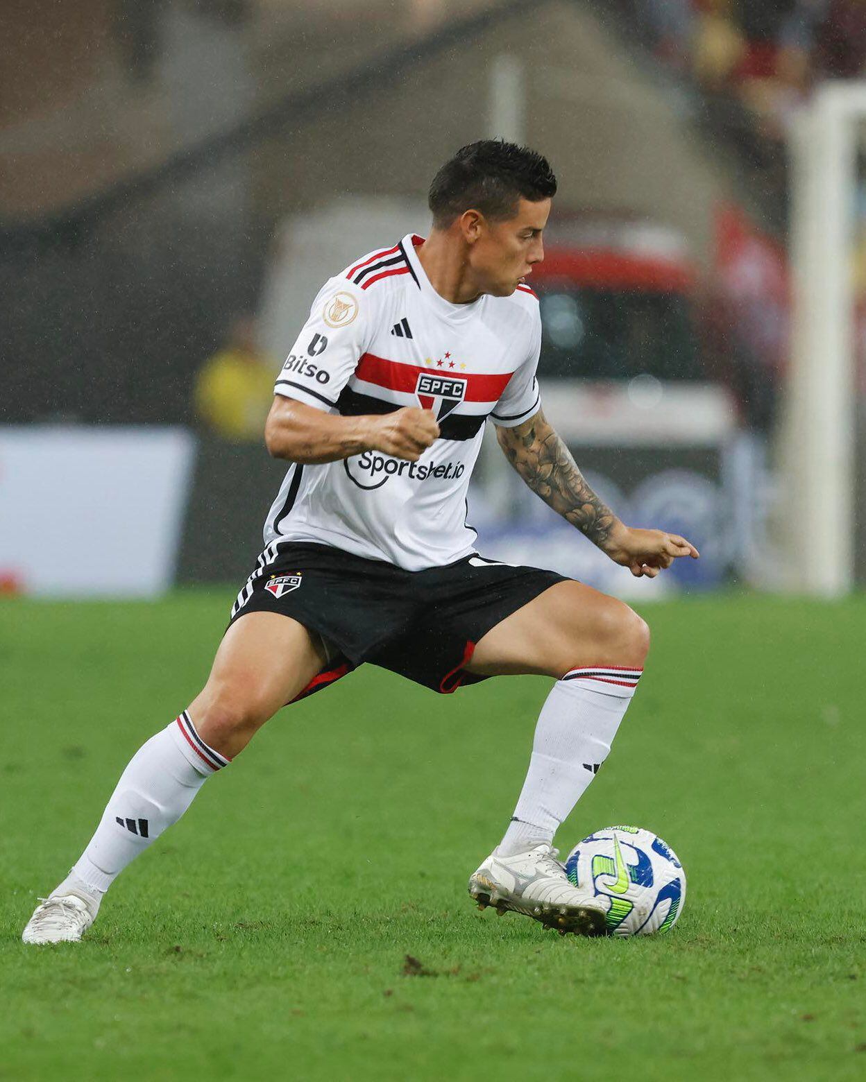 James domina el balón en su debut con Sao Paulo.