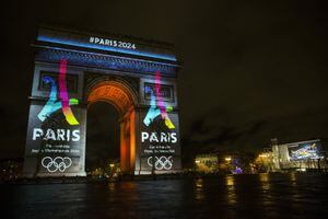El Arco de Triunfo con el logo de la candidatura de París a sede de los Juegos Olímpicos de 2024