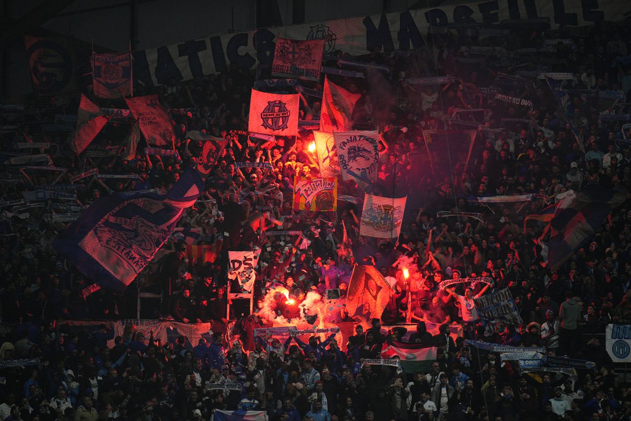 Los fanáticos de Marsella encendieron bengalas antes del partido de fútbol del Grupo B de la Liga Europa entre el Olympique de Marsella y el Ajax en el estadio Vélodrome, en Marsella, Francia, el jueves 30 de noviembre de 2023. (Foto AP/Daniel Cole)
