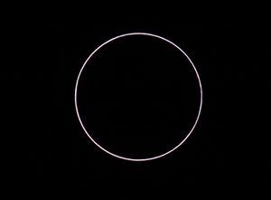 Un eclipse solar anular formó este domingo un "anillo de fuego" alrededor de la Luna y motivó llantos y aplausos entre rituales místicos en el sur de Argentina, donde -como en Chile- se percibió el fenómeno con mayor plenitud.
