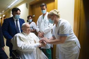 El papa Francisco saluda a personal del hospital, sentado en una silla de ruedas dentro de la Policlínica  Agostino Gemelli en Roma, el domingo 11 de julio de 202. (Vatican Media via AP)