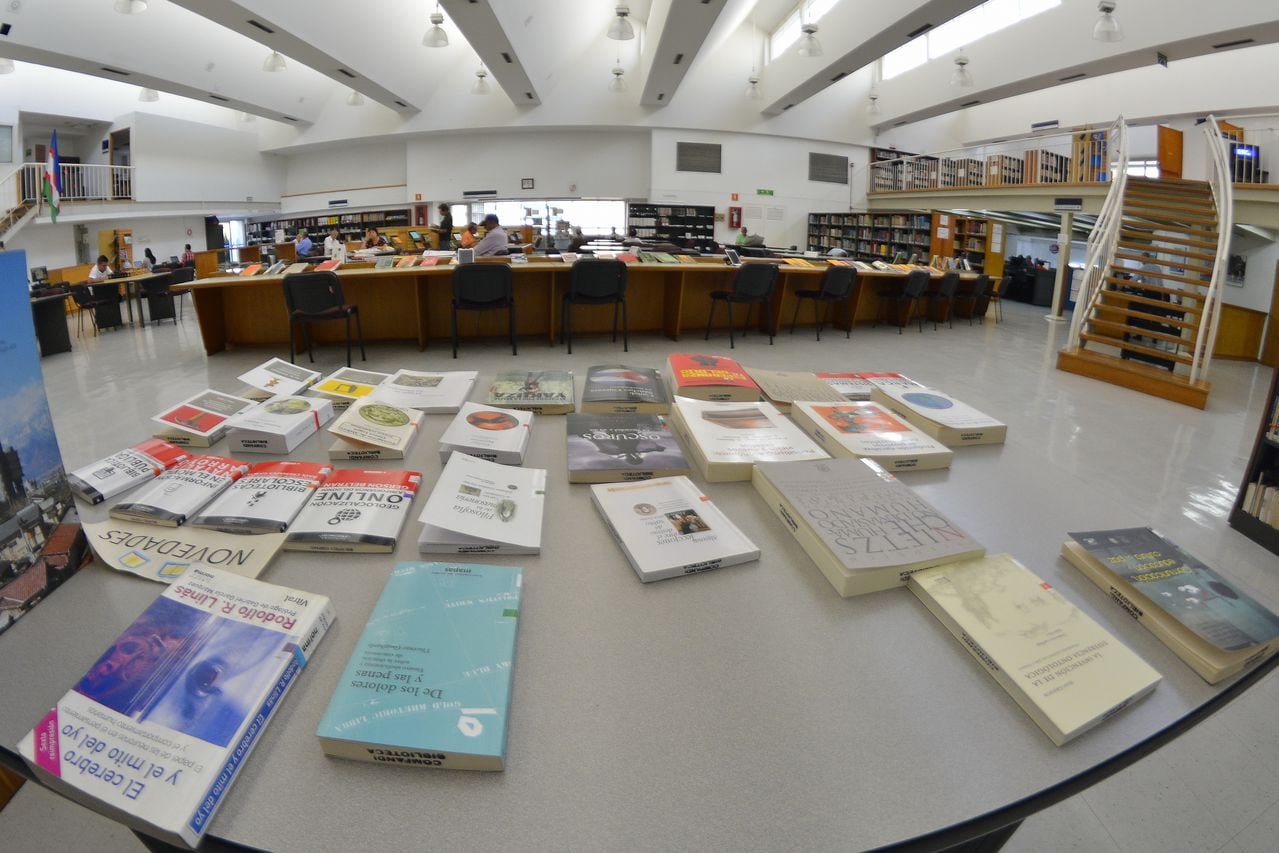 Funcionarios de las bibliotecas públicas de Cali y concejales denuncian hasta cuatro meses sin pagos para los prestadores de servicio y fallas en las estructurales. Biblioteca Departamental.