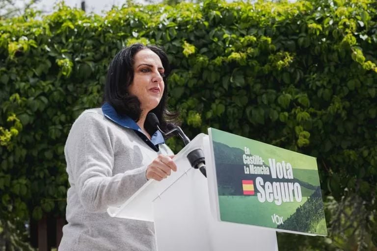 Senadora María Fernanda Cabal ovacionada en Guadalajara (España), por su discurso de libertad en contra de "la izquierda socialista" en evento de VOX. Twitter Cabal.