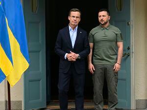 El presidente de Ucrania, Volodymyr Zelenskyy, a la derecha, es recibido por el primer ministro de Suecia, Ulf Kristersson, durante su visita al retiro del primer ministro en Harpsund, Suecia, el sábado 19 de agosto de 2023. (Jonas Ekstromer/TT News Agency via AP)
