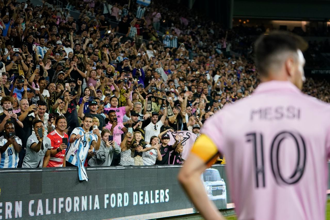 Los fanáticos aplauden mientras el delantero del Inter Miami Lionel Messi (10) espera un tiro de esquina durante la segunda mitad de un partido de fútbol de la MLS contra Los Angeles FC, el domingo 3 de septiembre de 2023, en Los Ángeles. (Foto AP/Ryan Sun)