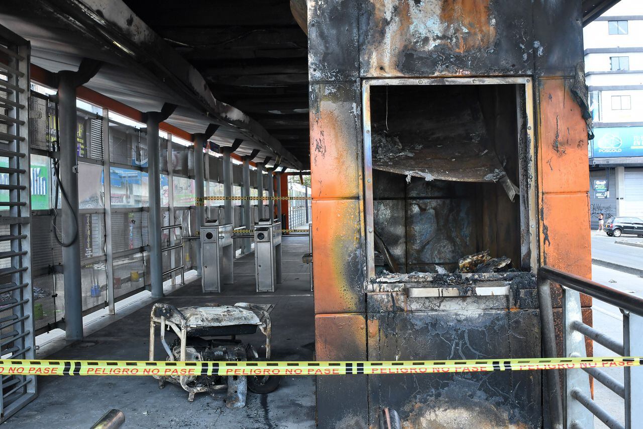 Cali: en la madrugada de este domingo se presentó un grave incendio en la estación del MÍO Petecuy
