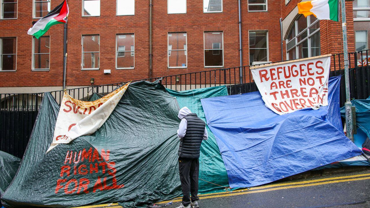La gente espera junto a hileras de tiendas de campaña, cerca de la Oficina de Protección Internacional (IPO) en Dublín.