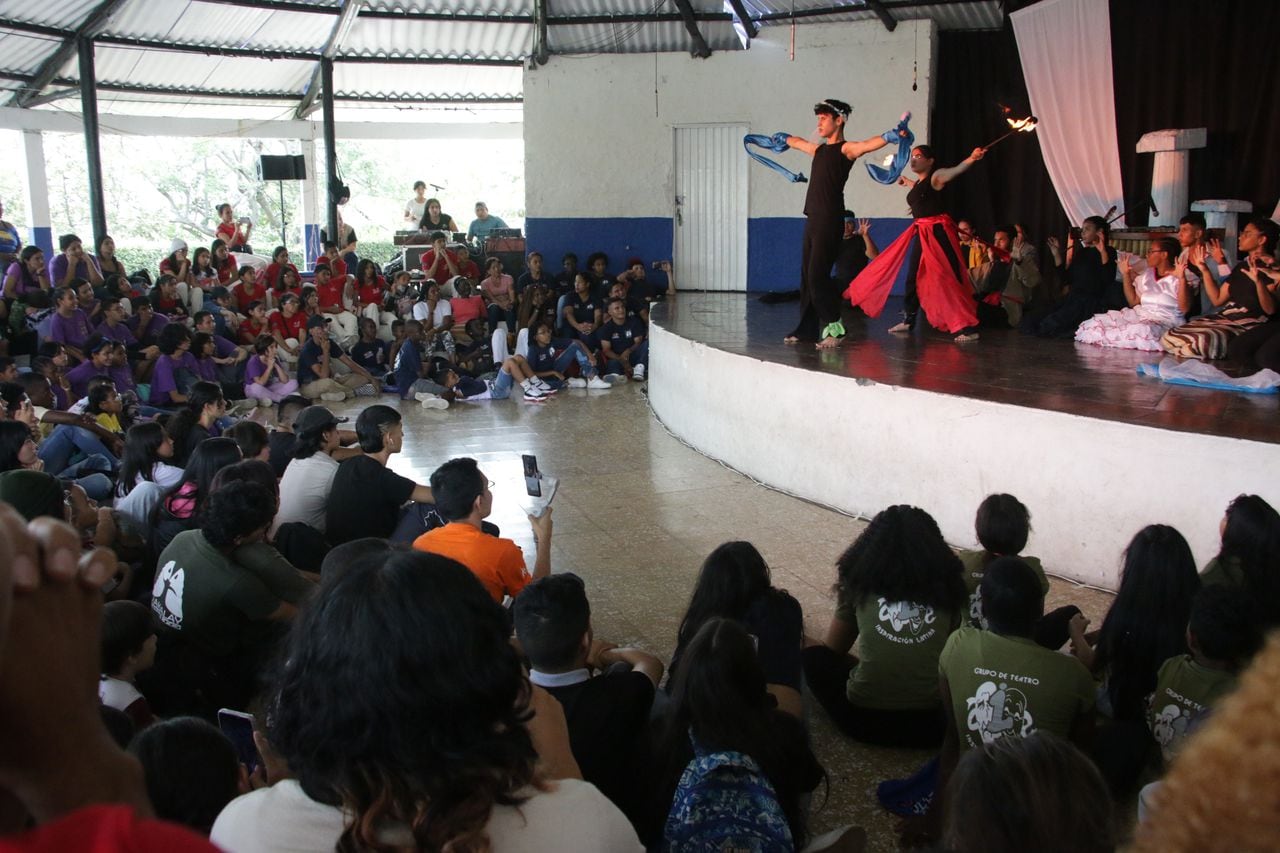 Clausura del Encuentro Popular de Teatro en la Unidad Recreativa Tory Castro en la comuna uno de Cali. 2023.
