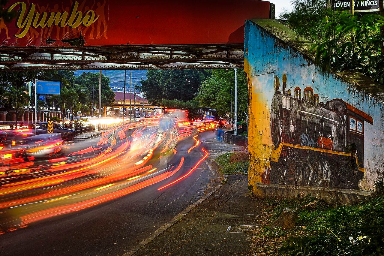 Estos son algunos de los murales que embellecen a Cali capital del valle del Cauca. Ave Sexta contiguo al puente antiguo de Chipichape