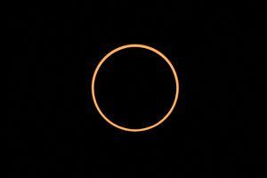 El efecto "anillo de fuego" provocado durante el eclipse anular de Sol sobre Albuquerque, Nuevo México, el 14 de octubre de 2023. (Foto de Patrick T. Fallon / AFP)