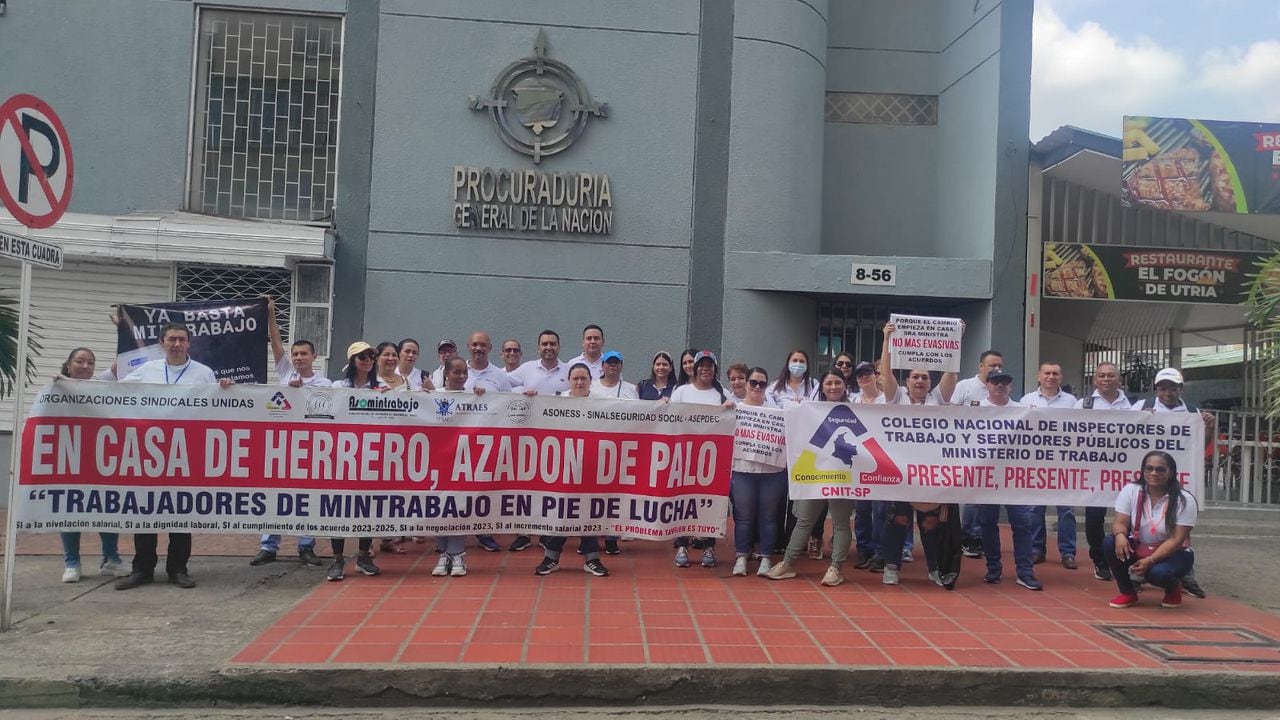 Organizaciones sindicales y funcionarios del Ministerio de Trabajo realizan manifestación por el incumplimiento de acuerdos colectivos.