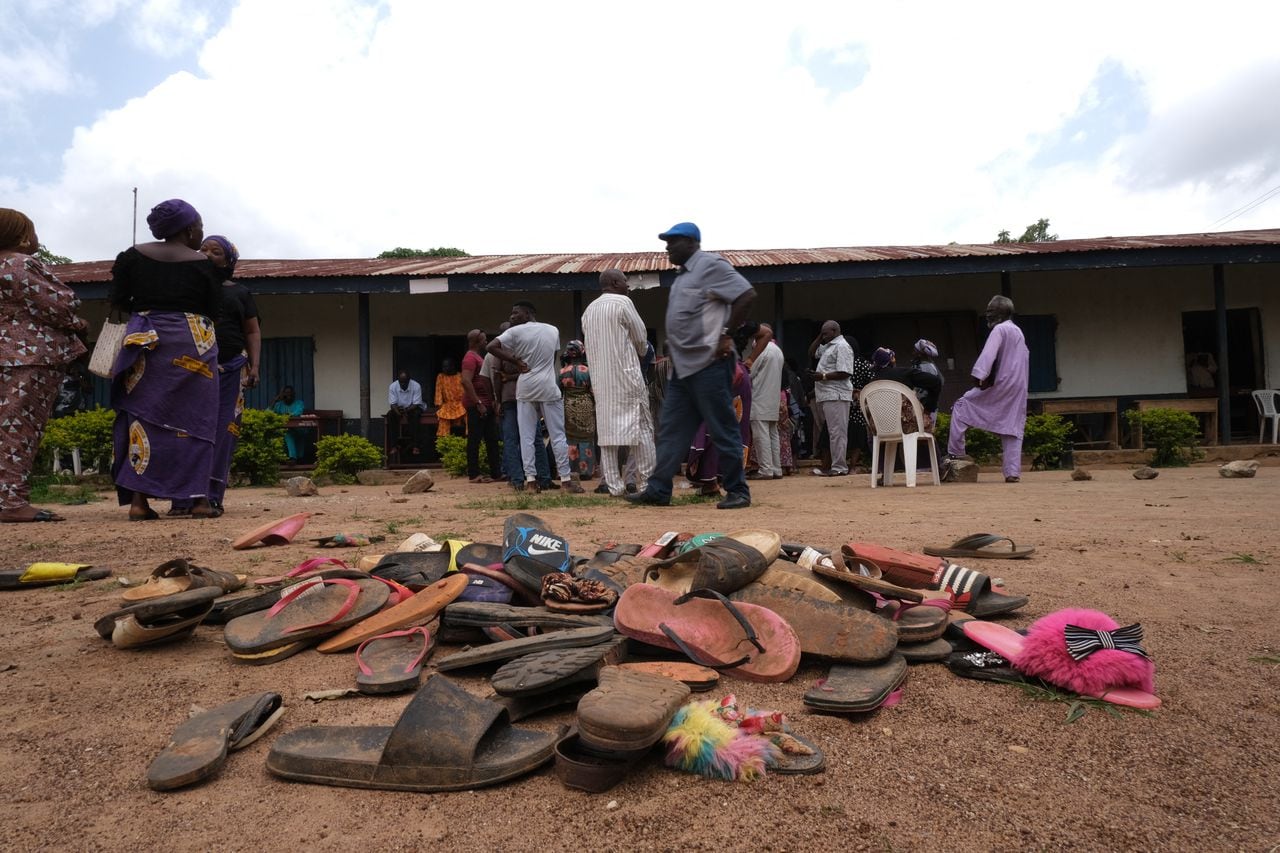 Los secuestros a niños en Nigeria son frecuentes también. En la foto se ven los artículos niños de un colegio dentro de las instalaciones de la escuela mientras los padres de los estudiantes secuestrados esperan el regreso de sus hijos, quienes fueron secuestrados por hombres armados.