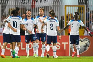 El delantero de Inglaterra Harry Kane (C) celebra con sus compañeros de equipo después de anotar un penalti durante el partido de clasificación del Grupo C de la UEFA Euro 2024 entre Malta e Inglaterra el 16 de junio de 2023 en el Estadio Nacional Ta'Qali en Attard, Malta.
