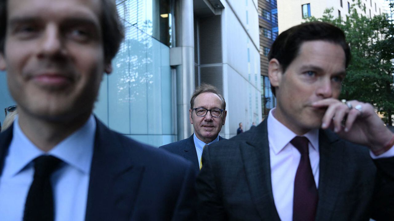 US actor Kevin Spacey arrives with his legal team to the Southwark Crown Court in London on July 25, 2023. The jury in the sexual assault trial of Kevin Spacey began weighing the Hollywood actor's fate in the closely followed case. The two-time Oscar winner denies the counts, including indecent assault, which concern four men and are alleged to have occurred between 2001 and 2013. (Photo by Daniel LEAL / AFP)