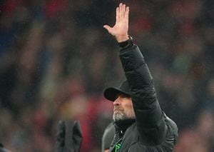 Klopp saludando a la afición tras la victoria del Liverpool ante Newcastle.