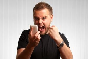 Tener virus en el celular puede causar enojo en los usuarios.