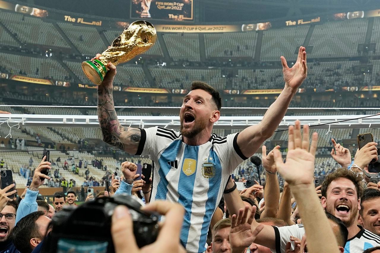 ARCHIVO - El capitán argentino Lionel Messi celebran con el trofeo de campeón tras la victoria ante Francia en la final del Mundial de Qatar, el domingo 18 de diciembre de 2023, en Lusail, Qatar. (AP Foto/Martin Meissner)