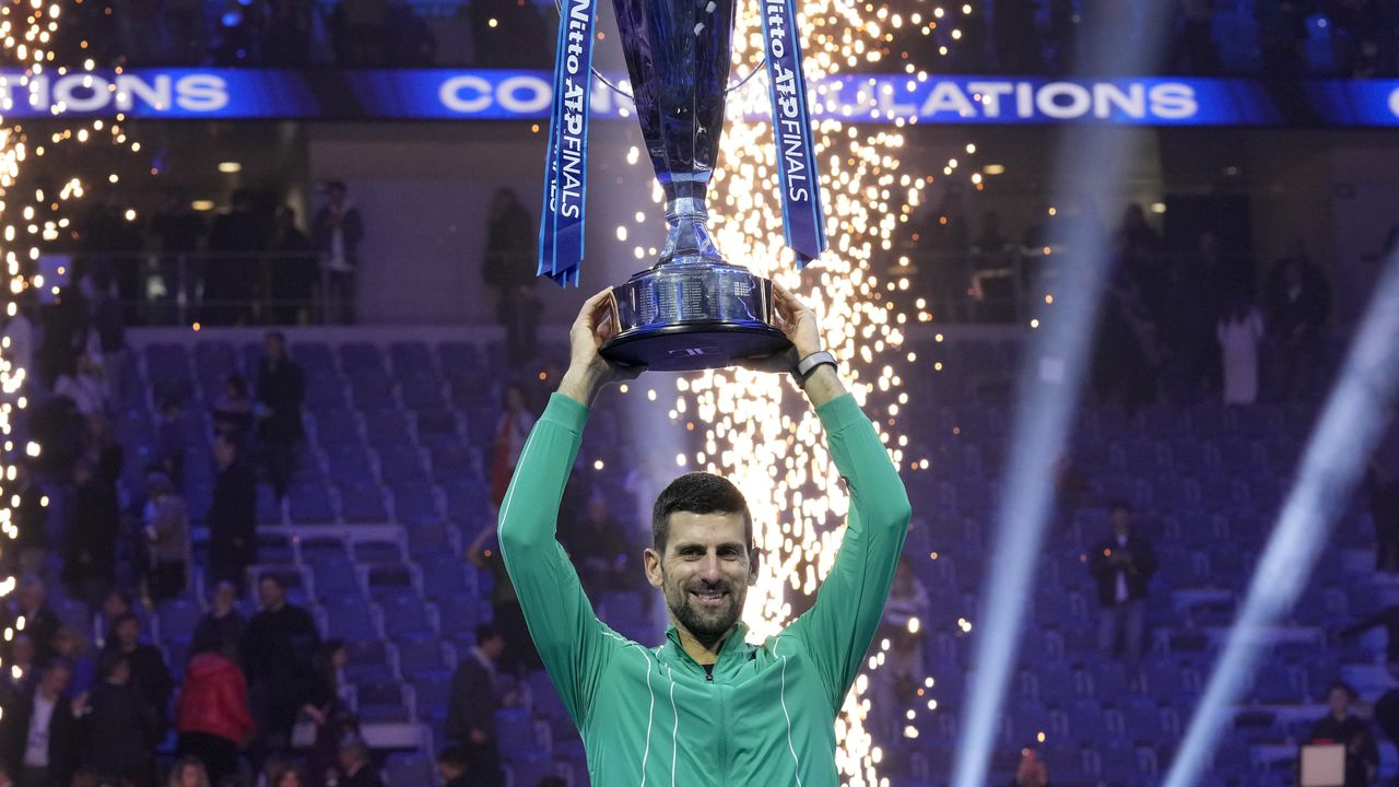 El serbio Novak Djokovic levanta el trofeo tras ganar la final individual de tenis de las Finales ATP World Tour en el Pala Alpitour, en Turín, Italia, el domingo 19 de noviembre de 2023. (Foto AP/Antonio Calanni)