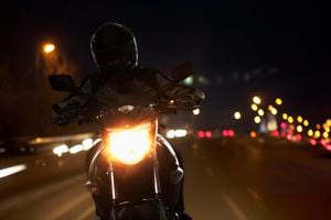 Enfrentando la oscuridad: Consejos para una experiencia nocturna en moto