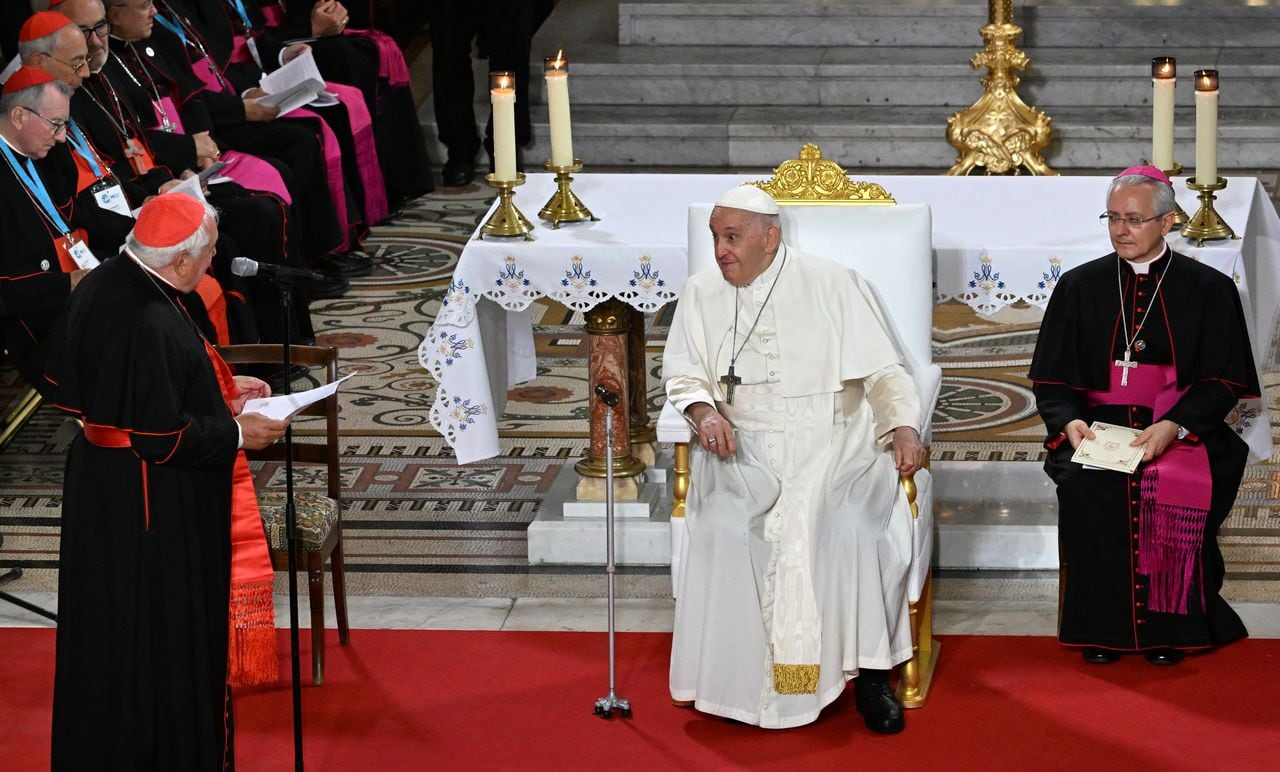 El Papa Francisco se dirige el 22 de septiembre de 2023 a Marsella para una visita de dos días centrada en el Mediterráneo y la migración, llevando un mensaje de tolerancia en medio de un amargo debate sobre cómo Europa gestiona a los solicitantes de asilo.