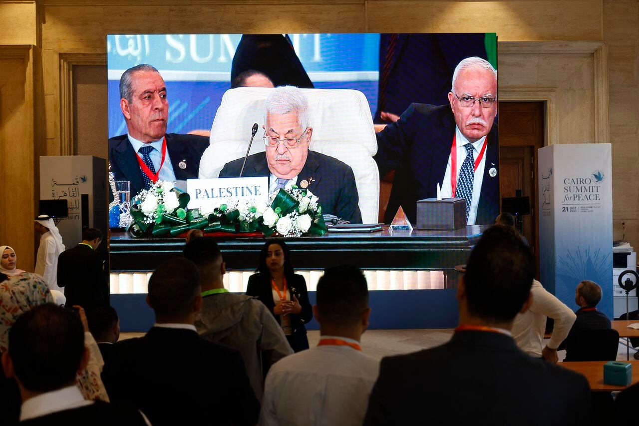 Visto en una pantalla grande, el presidente palestino Mahmud Abbas asiste a la Cumbre Internacional de la Paz organizada por el presidente egipcio en la Nueva Capital Administrativa (NAC), a unos 45 kilómetros al este de El Cairo, el 21 de octubre de 2023, en medio de las batallas en curso entre Israel y el El grupo palestino Hamás. (Photo by Khaled DESOUKI / AFP)